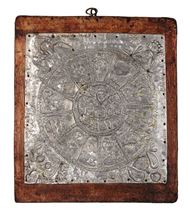 תמונה של לוח מתכת עם עבודת תבליט של גלגל המזלות. תחילת המאה ה-20.