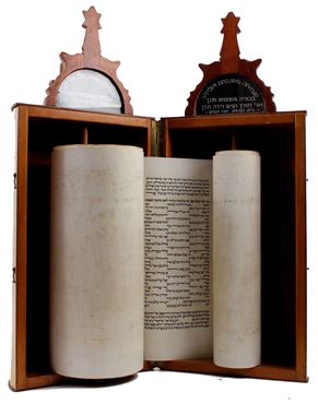 Picture of ספר תורה כתוב ביד על קלף . צפון אפריקה. המאה ה-20.