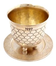 תמונה של גביע מעוצב עם צלחת, כסף חתום