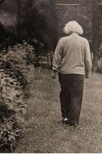 תמונה של תצלום מקורי גדול ונדיר של אלברט איינשטיין מטייל בגינה - ארה"ב המאה ה-20