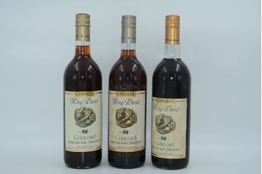 Picture of שלושה בקבוקי יין קונקורוד - יקבי כרמל שנות ה-90